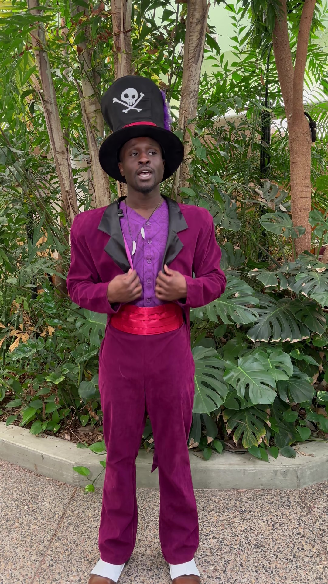 Not afraid of a little voodoo magic? Then step into the shoes of the infamous Dr. Facilier with this Men's Disney Princess and the Frog Costume—perfect for your next Halloween look!